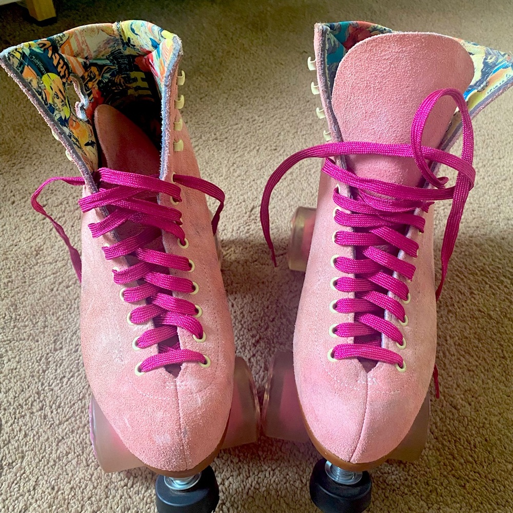 Size 9 Medium. Fits size 10 women’s shoe